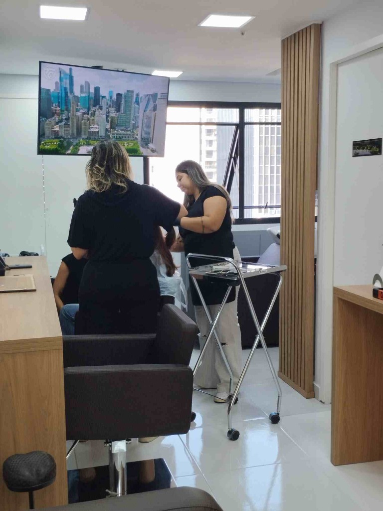 Vivi Lima atendendo uma cliente